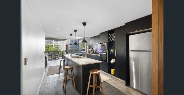 Large 2 bedroom furnished apartment - Photo 1