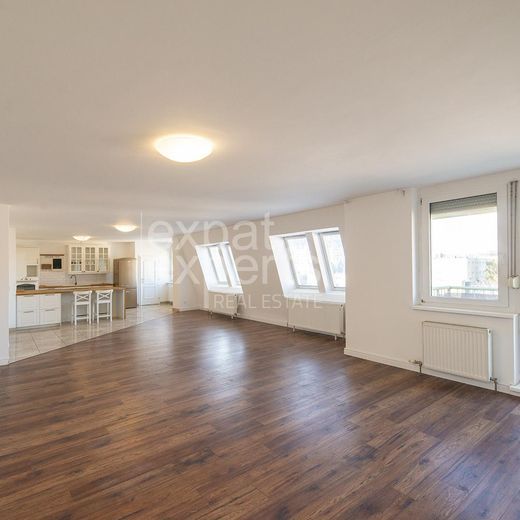Slnečný 5i byt 160m2, strešná terasa 108m2, balkón a garáž - Photo 1