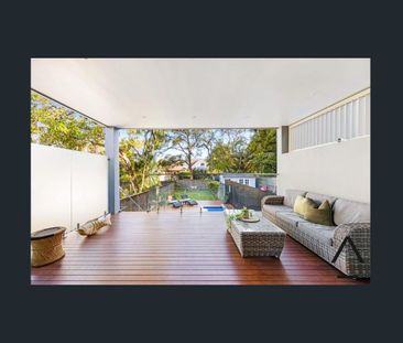 Stunning 4-Bedroom Family Home with Pool – Walk to Coogee Beach - Photo 6