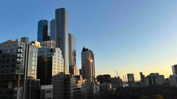 Fully Furnished Studio Apartment with Park Views in Melbourne CBD - Photo 1