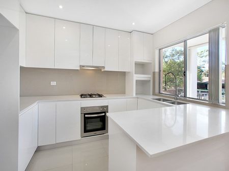 Modern Coastal Living in Maroubra - 3-Bedroom Townhouse - Photo 4