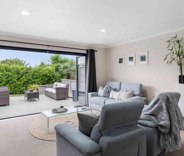 Coastal Luxury Living – Stunning 4 Bedroom Hom... - Photo 2