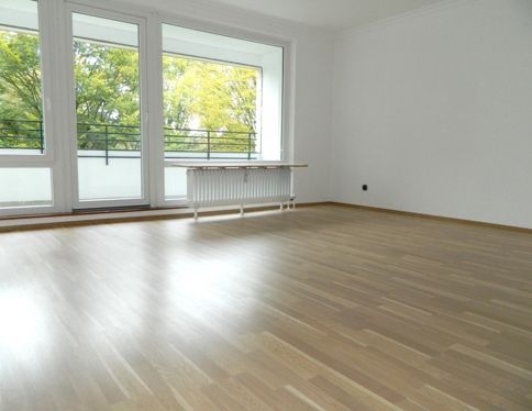 SENIORENGERECHT MIT FAHRSTUHL, helle 3-Zimmer-Wohnung mit neuwertiger Einbauküche, Wannenbad und großer West-Loggia in ruhiger Lage einer gepflegten Wohnanlage - Photo 1