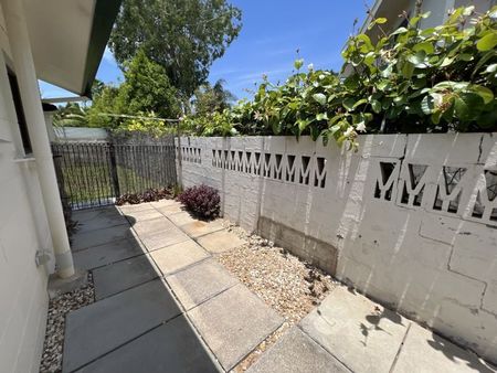 4/4 Windsor Street, Hermit Park - Photo 2