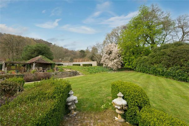 An exquisite detached period property with rural views. - Photo 1