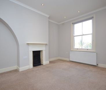 Flat to rent - Ravensbourne Avenue, Bromley, BR2 - Photo 2