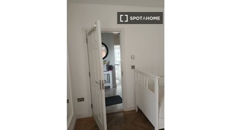 Room for rent in 4-bedroom house in Rathcoole, Dublin - Photo 5