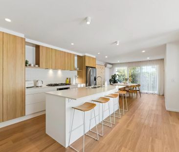 Coastal luxe living in the heart of Burleigh Waters - Photo 1