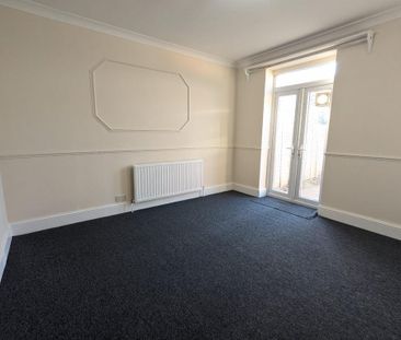 4 bedroom semi-detached house to rent - Photo 2