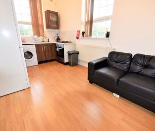 2 bedroom Flat in Raglan Road, Leeds - Photo 5