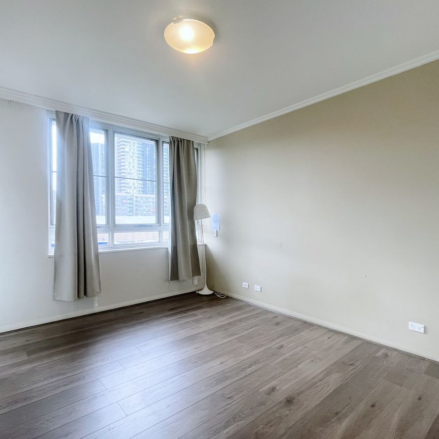 Spacious three bedrooms apartment with timber floor throughout and big balcony! - Photo 1