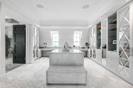 Expansive family home with private swimming pool for rent in Oxshott - Photo 3