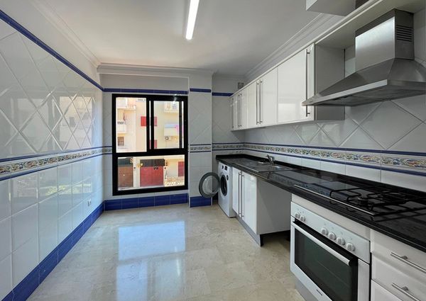 Apartamento primera planta sin amueblar, 3 dormitorios, parking, al lado del mar, El Molinar.