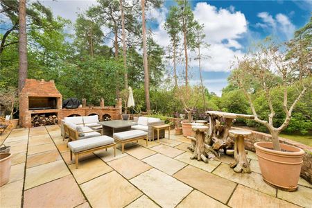 A stunning five bedroom detached character family home in Bagshot - Short Term - Photo 4