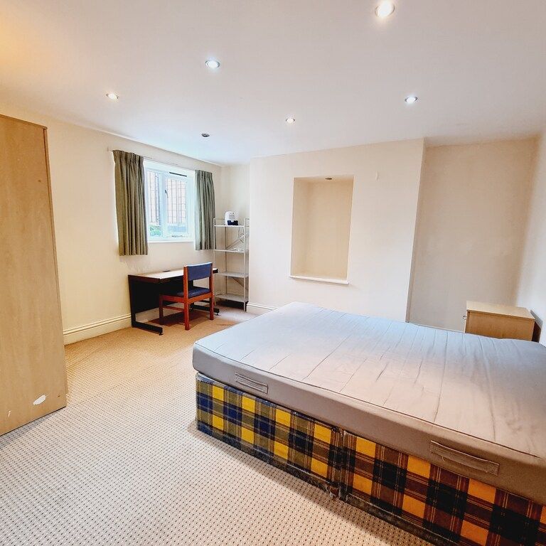 5 Bed Student Accommodation - Photo 1