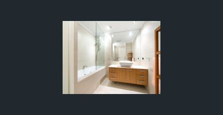 Light-Filled, Stylish & Low-Maintenance Living in the Heart of Kew - Photo 3