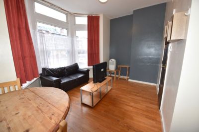 2 bedroom Flat in Flat A, Leeds - Photo 2