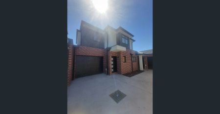 Sparkling 2 bedroom townhouse - Photo 4