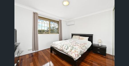 Full brick family sized townhouse with house like proportions - Photo 4