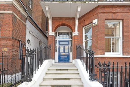 Immaculate and beautifully presented ground and lower ground floor duplex that has been refurbished to an exceptional standard combining the contemporary with the period features. Minimum Tenancy Length: 12 months EPC Rating C | Council Tax Band G - Photo 2