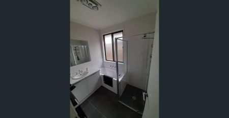 A REAL GEM - 4 BEDROOM - ENTERTAINER - OPEN LIVING - Photo 2