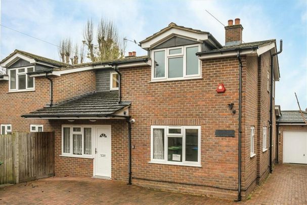 Middle Park Avenue, SE9, London - Photo 1