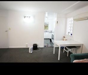 Charming 2BR Townhouse in Karori! - Photo 4
