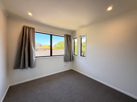 Newly Refurbished 3-Bedroom Duplex Townhouse - Photo 1