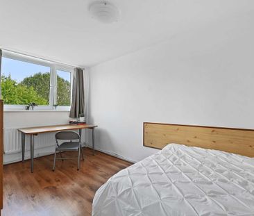 4 bedroom flat to rent - Photo 1
