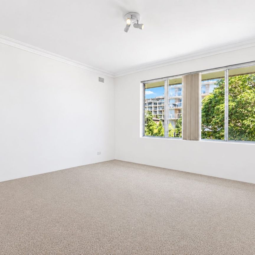 Spacious North-Facing Apartment with an Extra Large Lock-Up Garage - Photo 1