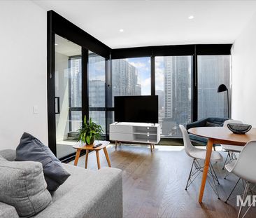 A luxurious furnished apartment in the perfect location - Photo 2