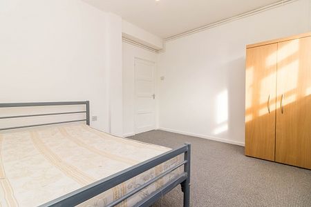 Newly refurbished 3 bedroom flat in Old Street - Photo 4