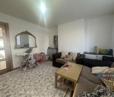 3 bedroom end of terrace house to rent - Photo 2