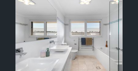 North-Facing Family Entertainer with Pool - Photo 2