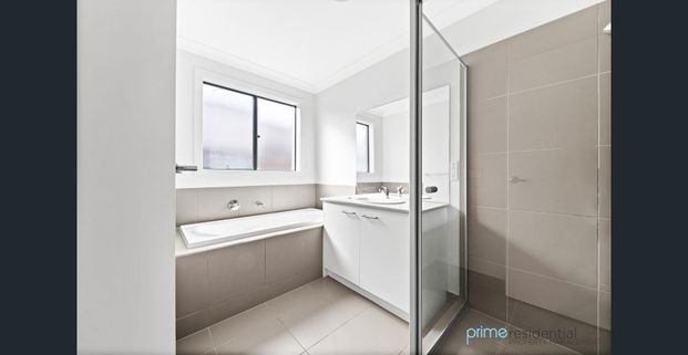 Spacious 4-bedroom family home with two living areas and alfresco - Photo 1