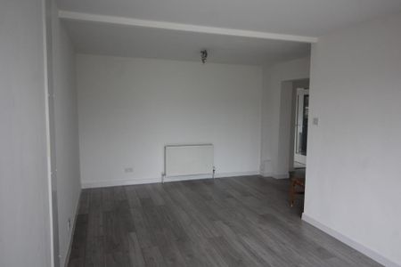 4 bedroom semi-detached house to rent - Photo 3