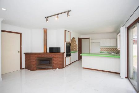 “✨ Renovated Family Home Opposite Booragoon Lake – Dual School Zone ✨” - Photo 3