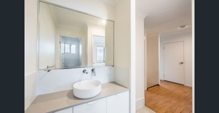 CONTEMPORARY COASTAL TOWNHOME - Photo 2