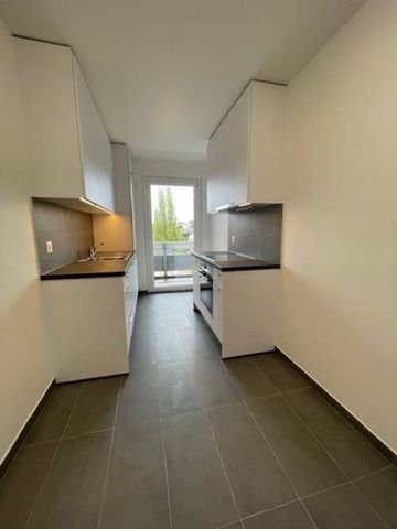 Appartement entièrement rénové de 3.5 pièces au 5ème étage, avec balcon. - Photo 2