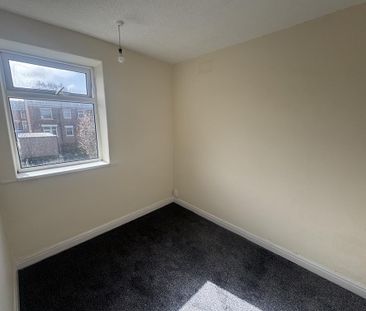 2 bedroom end of terrace house to rent - Photo 2