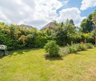 Between Streets, Cobham, Surrey, KT11 - Photo 1