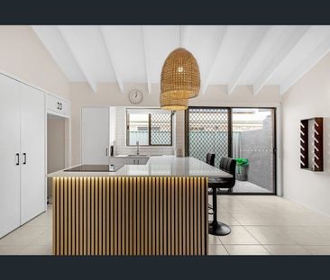 Stylish 2-Bedroom End-Unit in Quiet Cul-de-Sac - Photo 6