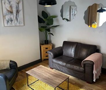 Room 4, 5 Stranmillis Gardens, Belfast, BT9 5AS - Photo 3