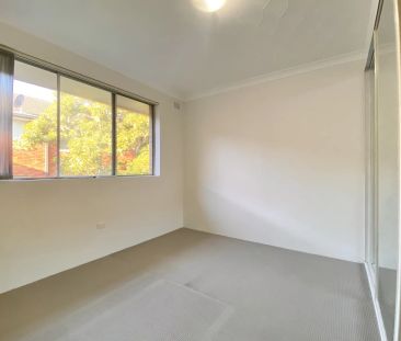 Spacious Two Bedroom Apartment - Photo 2
