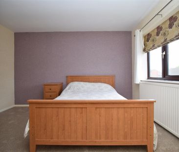 The Hawthorns, Ossett - Photo 1