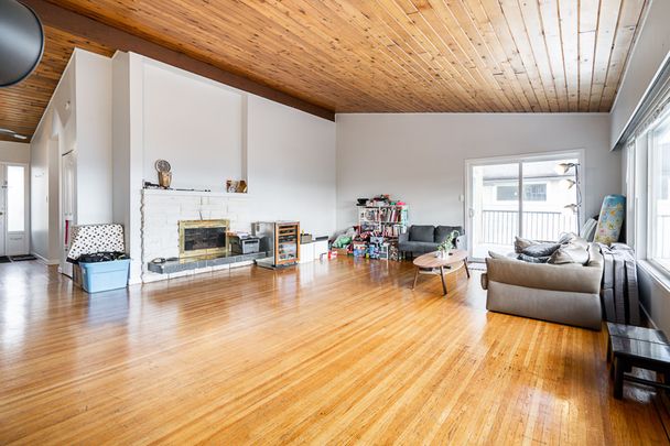 A BEAUTIFUL SPACIOUS HOME IN CAPE HORN, COQUITLAM - Photo 1