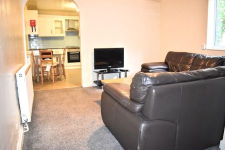 5 bedroom semi-detached house to rent - Photo 2