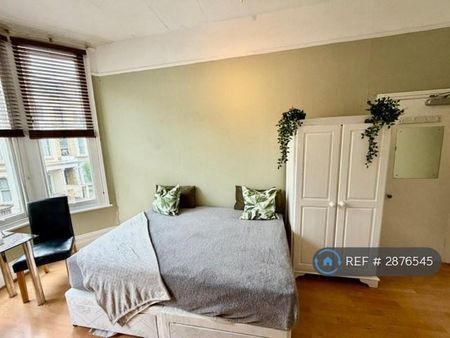 1 bedroom in a house share to rent - Photo 2