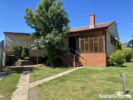 Family Home Close to Orange Home Maker Centre - Photo 3
