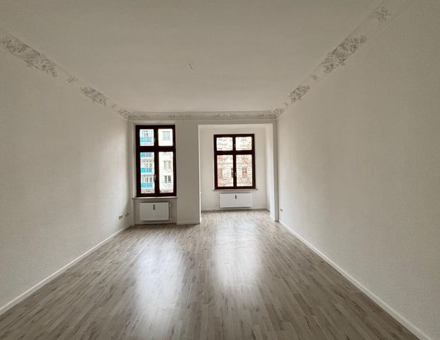 Charmante Altbauwohnung mit Stuckelementen und modernem Komfort - Photo 1